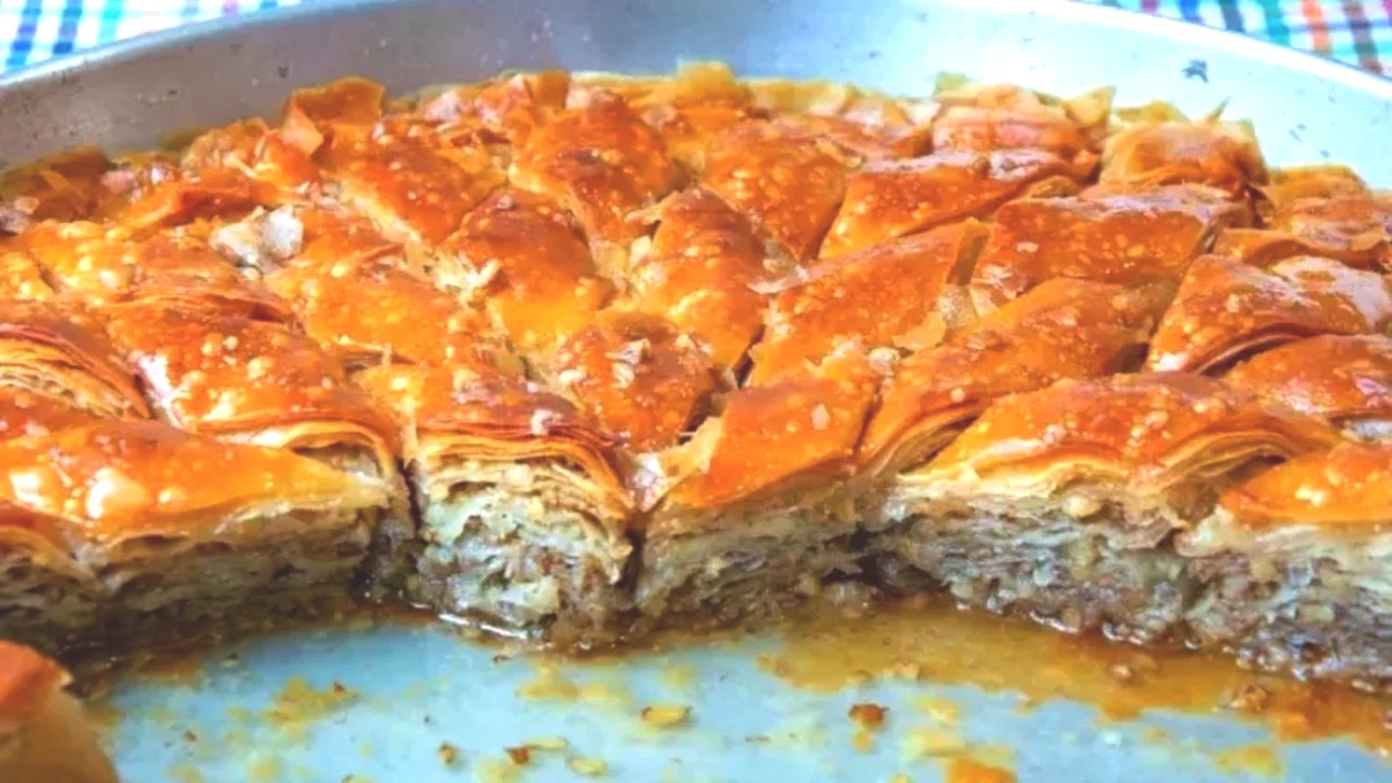 Bayram Sofralarınızı Şenlendirecek: Evde Baklava Yapımı Tarifi!
